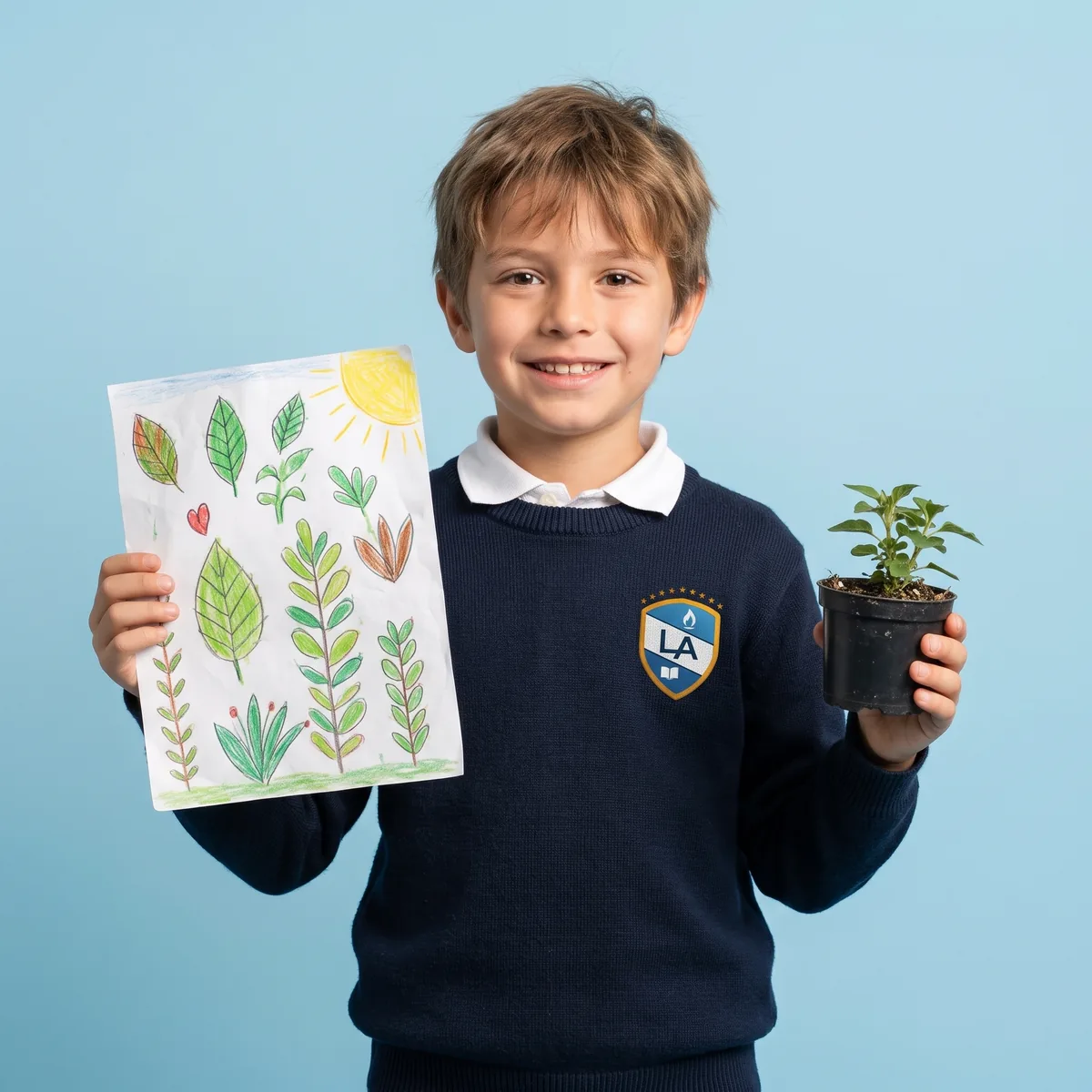 Niño de primaria presenta su proyecto de plantas con un dibujo de hojas y una maceta