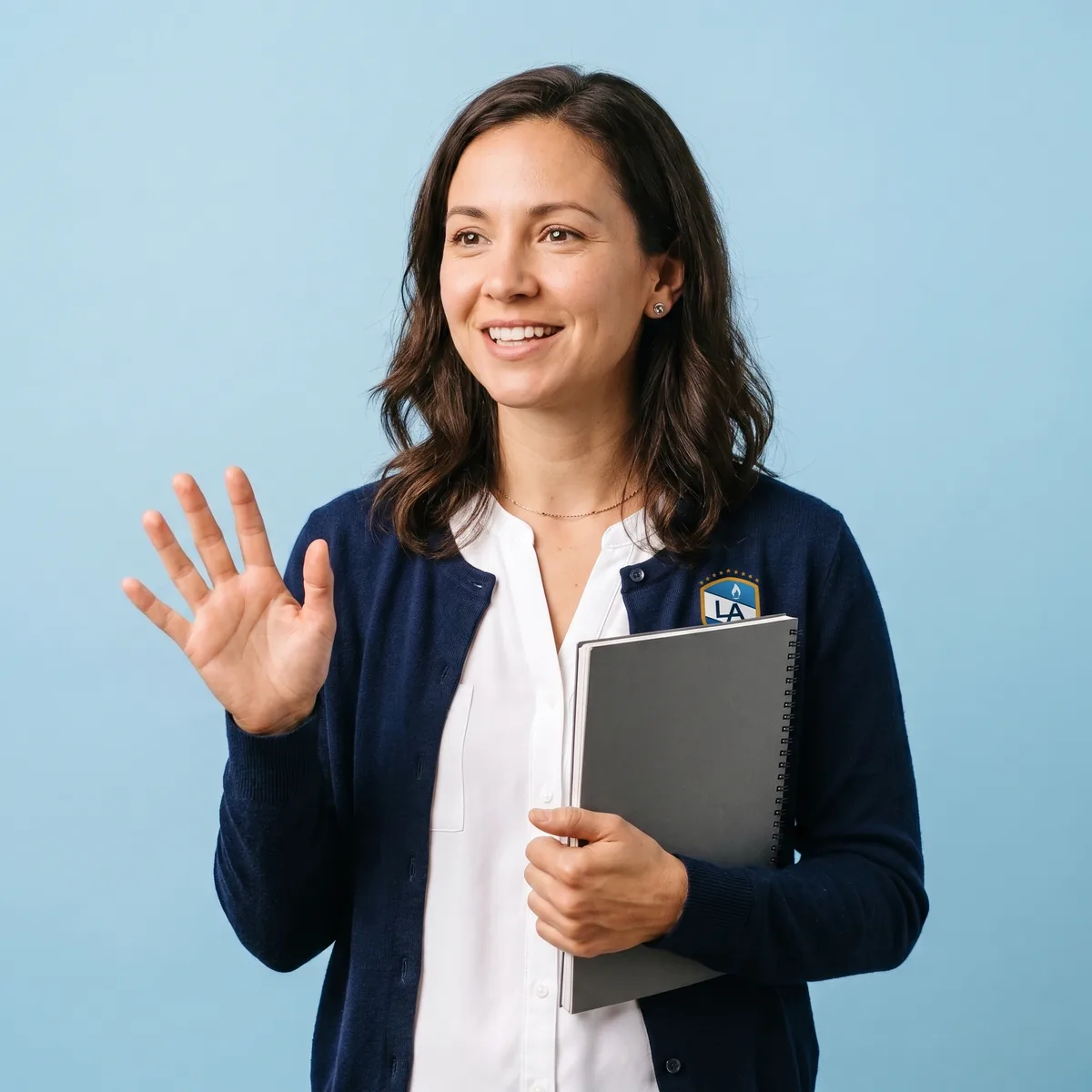 Maestra sonriente con una carpeta en la mano